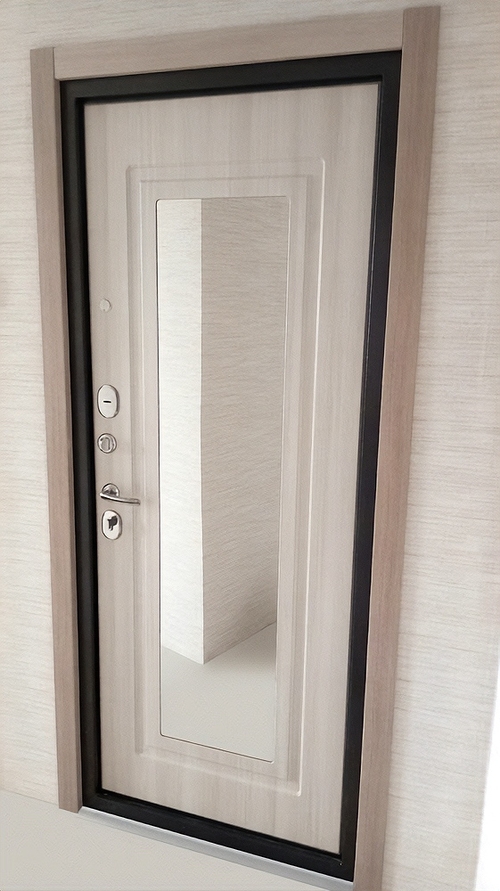 Дверь с зеркалом внутри