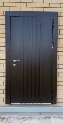 Наружная дверь с рейками Наружная дверь с рейками