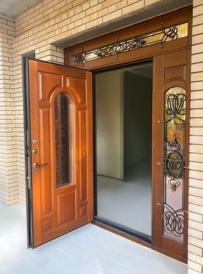 Парадная дверь с ковкой Парадная дверь с ковкой