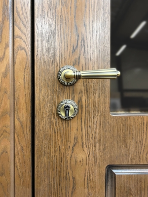 Замок и ручка, вид спереди Замок и ручка, вид спереди